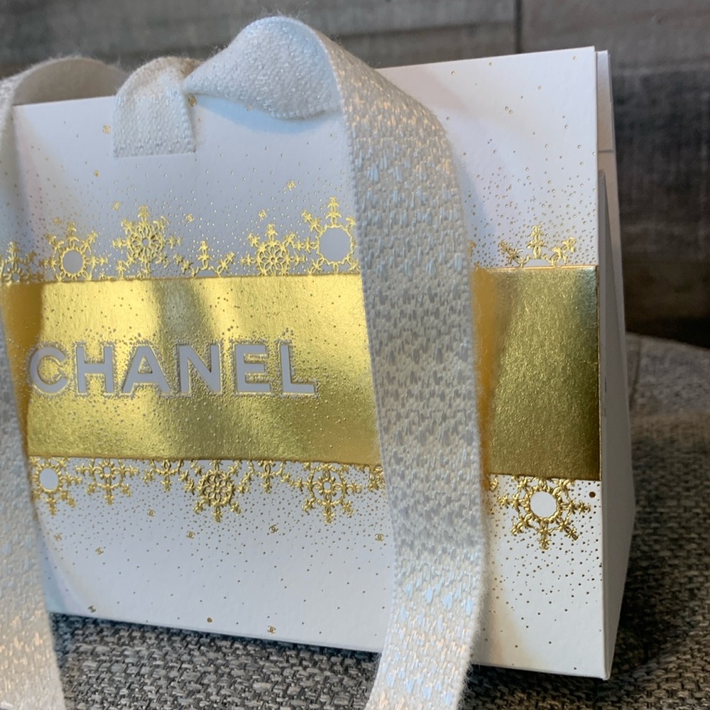 Chanel Gift Bag with filling - Picture 6 of 16
